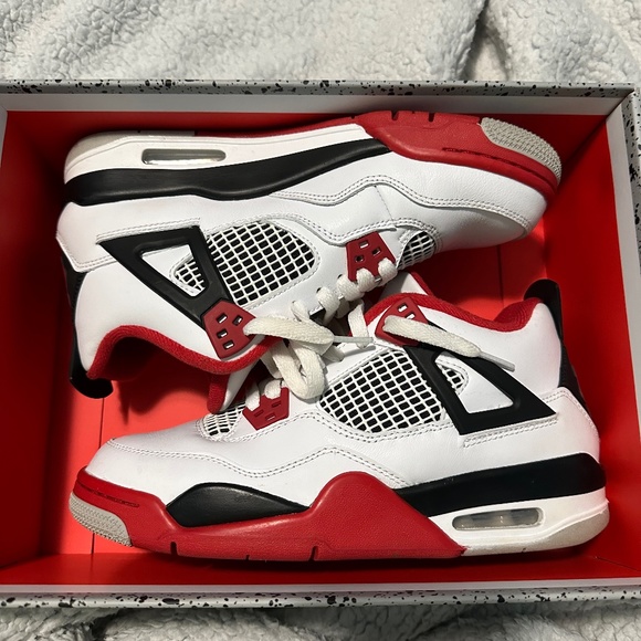 Jordan 4’s fire red
